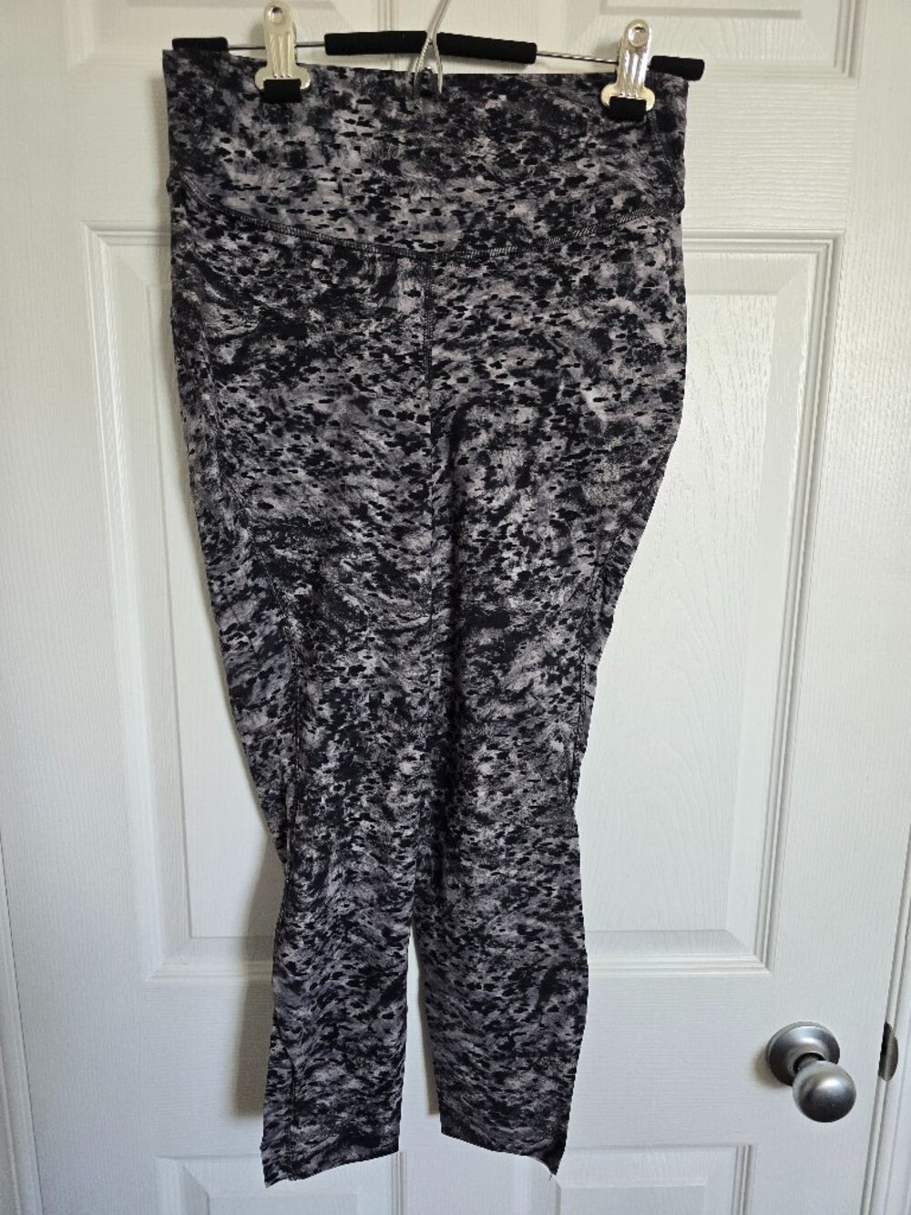 Lululemon Cropped Leggings – Size 8 – Monochrome Animal Print